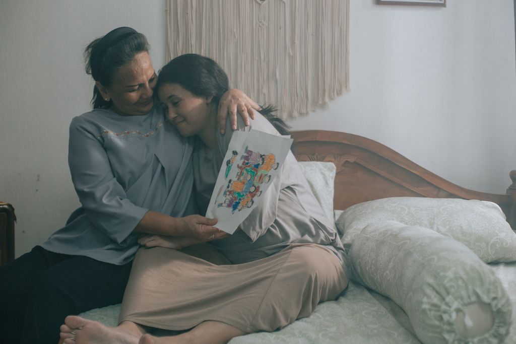 Ibu Siti (Christine Hakim) memeluk Murni (Ayushita W Nugraha). Murni, perempuan tunawisma hamil dan penderita gangguan jiwa, dipungut dan dirawat dengan penuh kasih sayang oleh Ibu Siti, janda pensiunan bidan, yang hanya tinggal dengan anak bungsu dan asisten rumah tangganya.