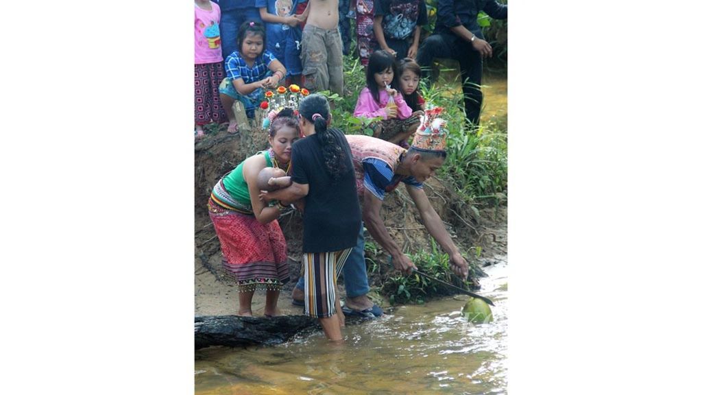 Budaya memandikan anak ke sungai di kalangan masyarakat Dayak Desa, Kabupaten Sintang, Kalimantan Barat, Selasa (26/6/2019). Dalam tradisi itu, anak pertama kalinya bersentuhan dengan sungai.