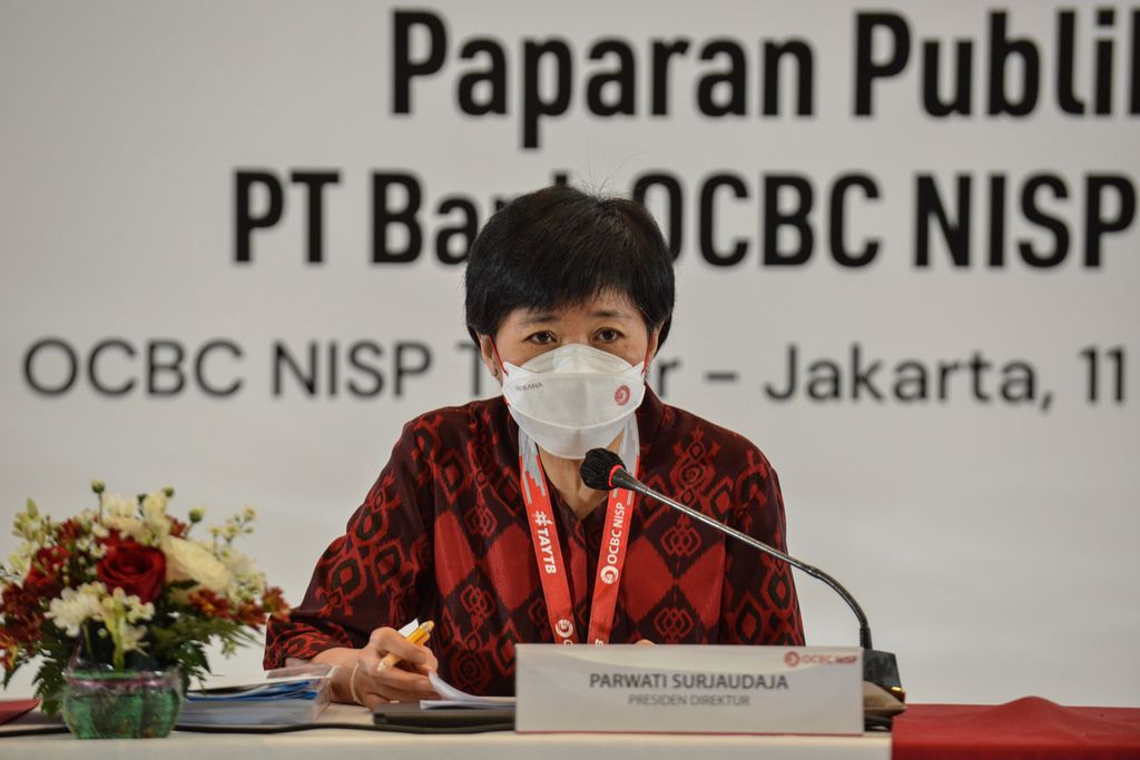Presiden Direktur Bank OCBC NISP Parwati Surjaudaja memaparkan pencapaian Bank OCBC NISP dalam acara Paparan Publik Rapat Umum Pemegang Saham Tahunan (RUPST) OCBC NISP di OCBC NISP Tower, Jakarta Selatan, Selasa (11/4/2023). 