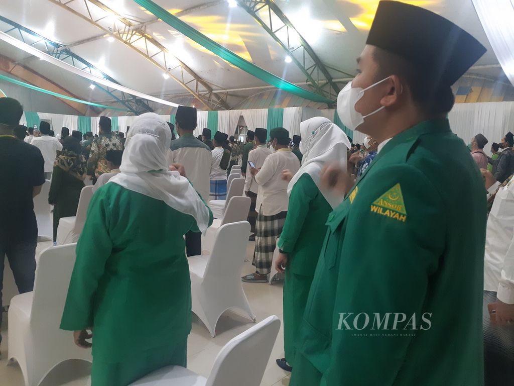 Seorang peserta menghadiri acara puncak hari lahir ke-99 tahun yang berlangsung di Palembang, Sumatera Selatan, Jumat (4/3/2022) malam. Dalam acara tersebut, hadir perwakilan dari 10 Pimpinan Wilayah Nahdatul Ulama dan 99 Pimpinan Cabang NU dari sepuluh provinsi di Sumatera. 