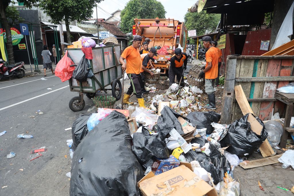 Petugas Dinas Lingkungan Hidup Kota Yogyakarta mengelola sampah di tempat pembuangan sampah sementara di kawasan Lempuyangan, Yogyakarta, Minggu (23/4/2023). 
