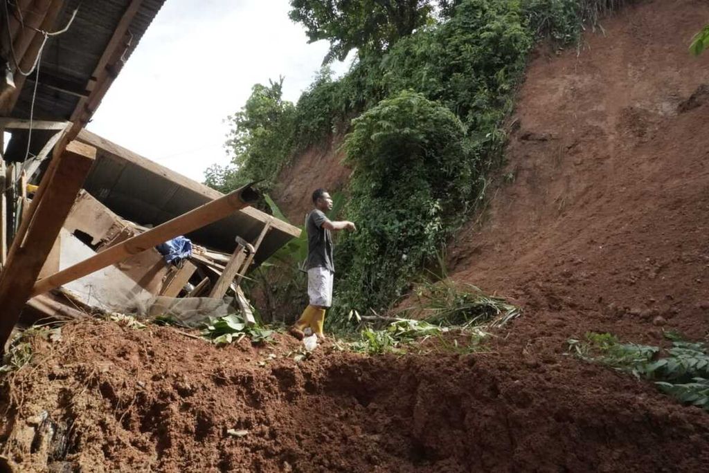 Warga merapikan kediaman yang terdampak longsor di Kecamatan Watulondo, Kolaka, Sulawesi Tenggara, Selasa (4/7/2023). Ribuan warga terdampak dari bencana banjir dan longsor yang menerjang wilayah ini. 
