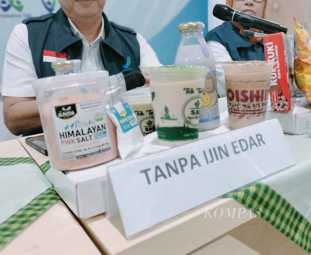 BBPOM Yogyakarta menunjukkan sejumlah makanan dan minuman dalam kemasan tanpa izin edar, antara lain garam himalaya dan teh tarik, Jumat (5/4/2024), di Kota Yogyakarta, DIY.