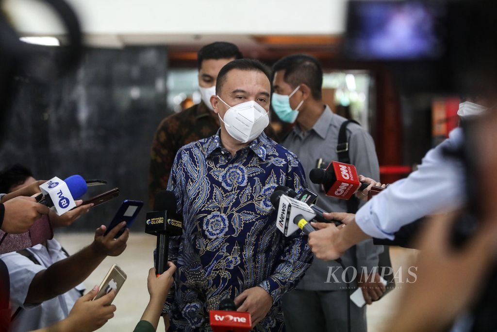 Wakil Ketua DPR Sufmi Dasco Ahmad saat diwawancarai wartawan di Kompleks Gedung Parlemen, Senayan, Jakarta, Senin (1/2/2021).