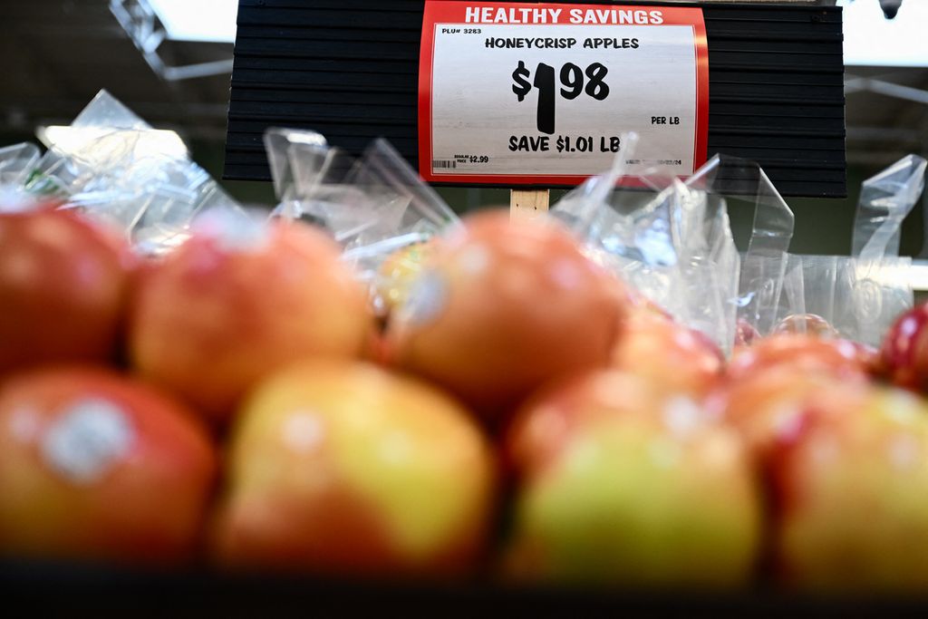 Apel <i>honeycrisp </i>di toko kelontong Sprouts Farmers Market di Redondo Beach, California, AS, pada 23 Februari 2024. 