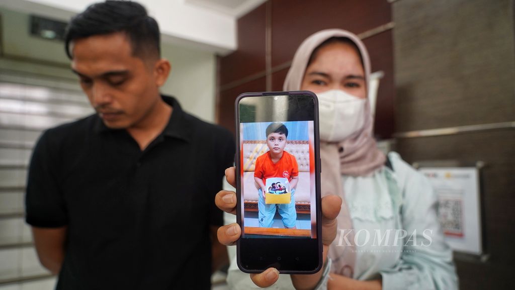 Anggun Andriani (kanan) dan Afrinaldi (kiri), orangtua dari Afif Maulana, remaja yang tewas diduga akibat kekerasan polisi, menunjukkan foto ulang tahun anaknya ke-13 dan merupakan foto ulang tahun terakhirnya, di kantor Komisi Nasional Hak Asasi Manusia, Jakarta, Senin (1/7/2024). 