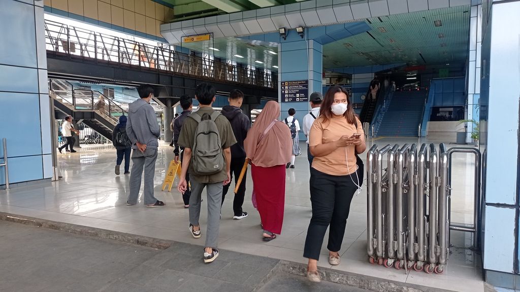 Hilir mudik pengguna KRL di Stasiun Juanda, Jakarta Pusat, Senin (6/11/2023).