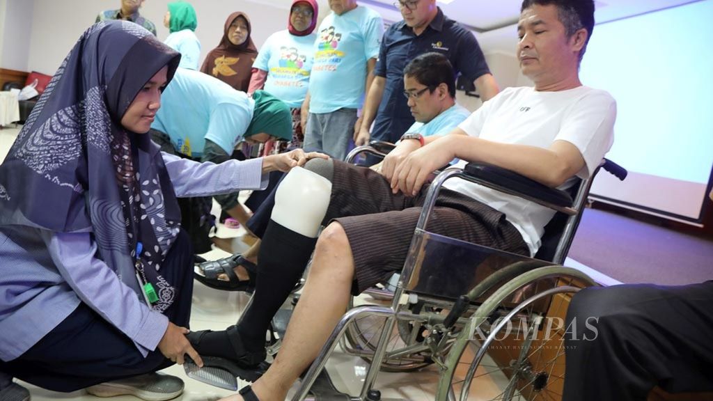 Sejumlah pasien menerima donasi alat bantu jalan berupa kaki palsu dan sepatu diabetes untuk pasien diabetik di Rumah Sakit Cipto Mangunkusumo, Jakarta, Rabu (14/11/2018). Donasi yang diberikan PT Sun Life Financial tersebut dalam rangka memperingati Hari Diabetes Sedunia. 