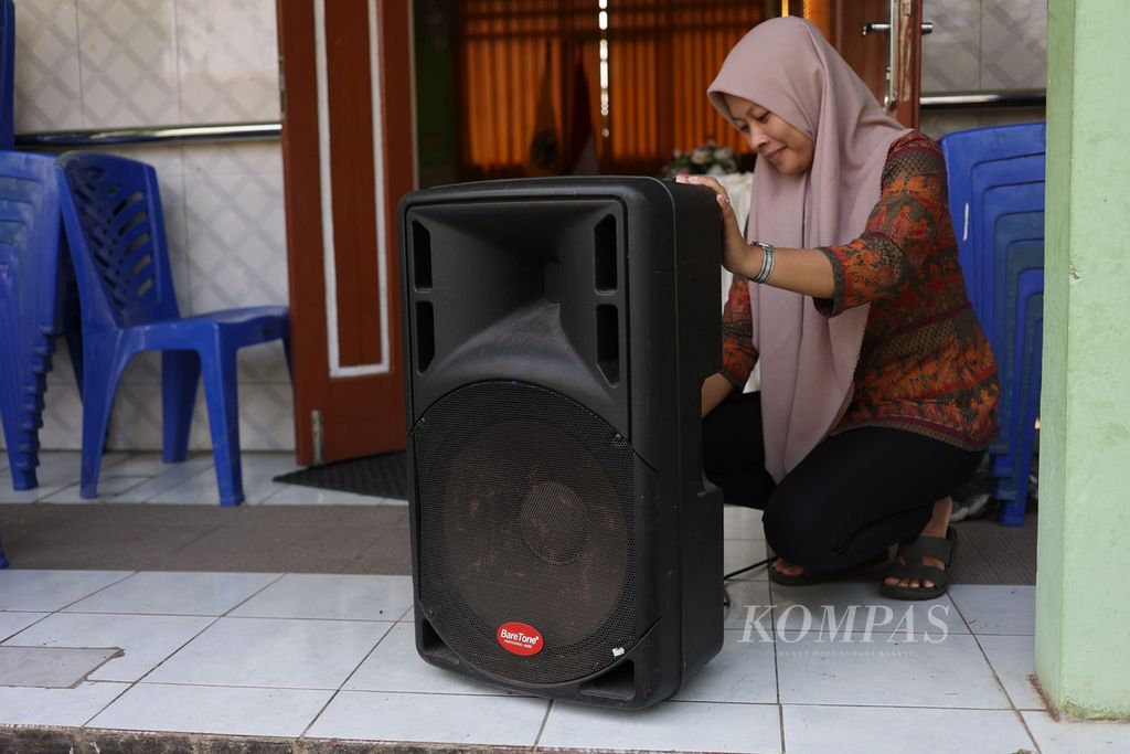 Guru menyetel musik pengiring latihan tari murid difabel di SLB Negeri Kota Magelang, Kecamatan Magelang Utara, Kota Magelang, Jawa Tengah, Kamis (18/7/2024).