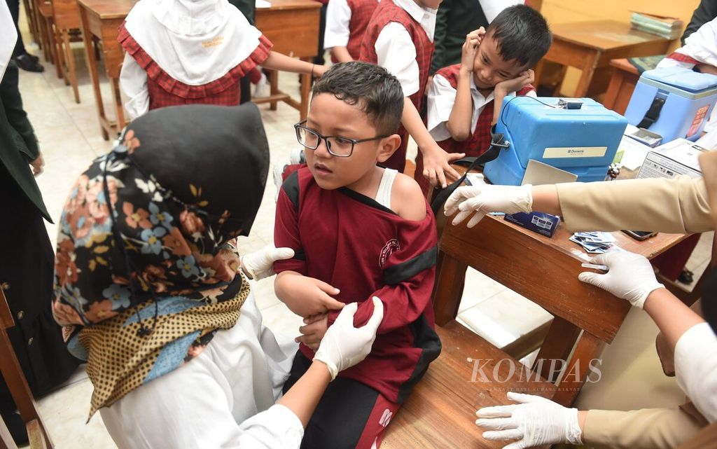 Siswa mendapatkan arahan untuk tidak menangis saat akan mendapatkan vaksin measles rubela (MR) di Madrasah Ibtidaiyah (MI) Al Karim, Surabaya, Jawa Timur, Selasa (20/9/2022). Imunisasi dilakukan oleh tenaga medis dari Puskesmas Sidosermo. Untuk kelas I mendapatkan imunisasi measles rubela (MR) dan siswa perempuan kelas V dan VI mendapatkan imunisasi human papillomavirus (HPV). Sebanyak 400 siswa dari dua sekolah di Kelurahan Sidorsermo mendapatkan imunisasi.