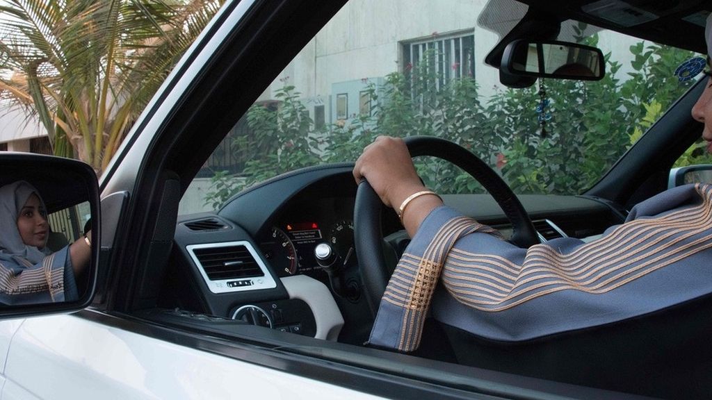 Seorang perempuan Arab Saudi mengemudikan mobilnya di Kota Jeddah, Arab Saudi, Rabu (27/9/2017).