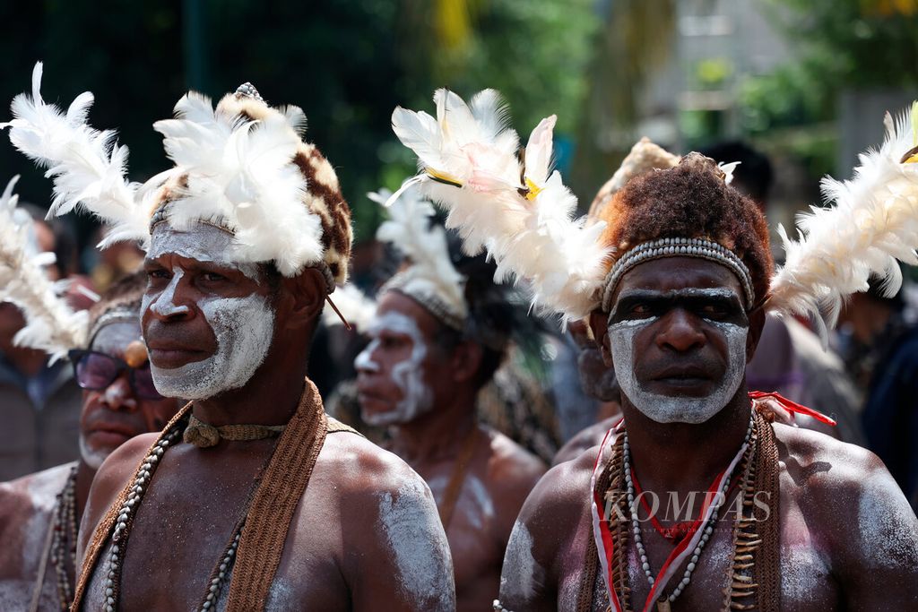 Rombongan warga dari Papua yang turut menghadiri pesta pernikahan Kaesang Pangarep-Erina Gudono di halaman Pura Mangkunegaran, Kota Surakarta, Jawa Tengah, Minggu (11/12/2022). 