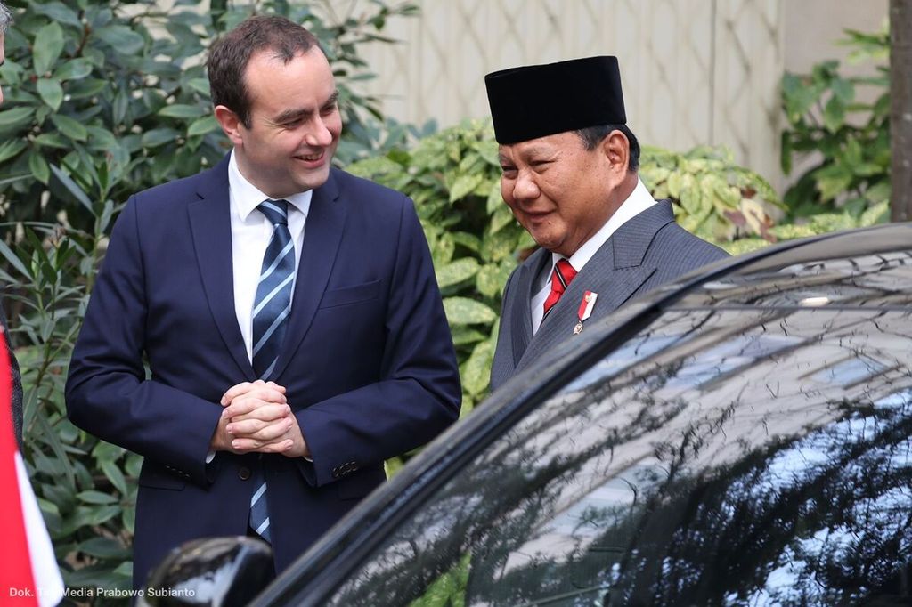 Menteri Pertahanan Prabowo Subianto dan Menteri Angkatan Bersenjata Perancis Sébastien Lecornu di Perancis, Kamis (15/12/2022). 