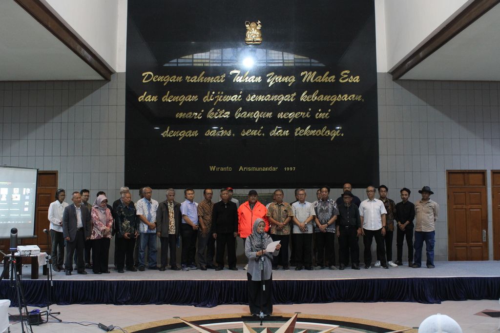 Sejumlah guru besar Institut Teknologi Bandung melakukan Deklarasi Akademik dengan tema Mencegah Kemunduran Demokrasi di Sasana Budaya Ganesa ITB, Kota Bandung, Jawa Barat, Senin (5/2/2024). 
