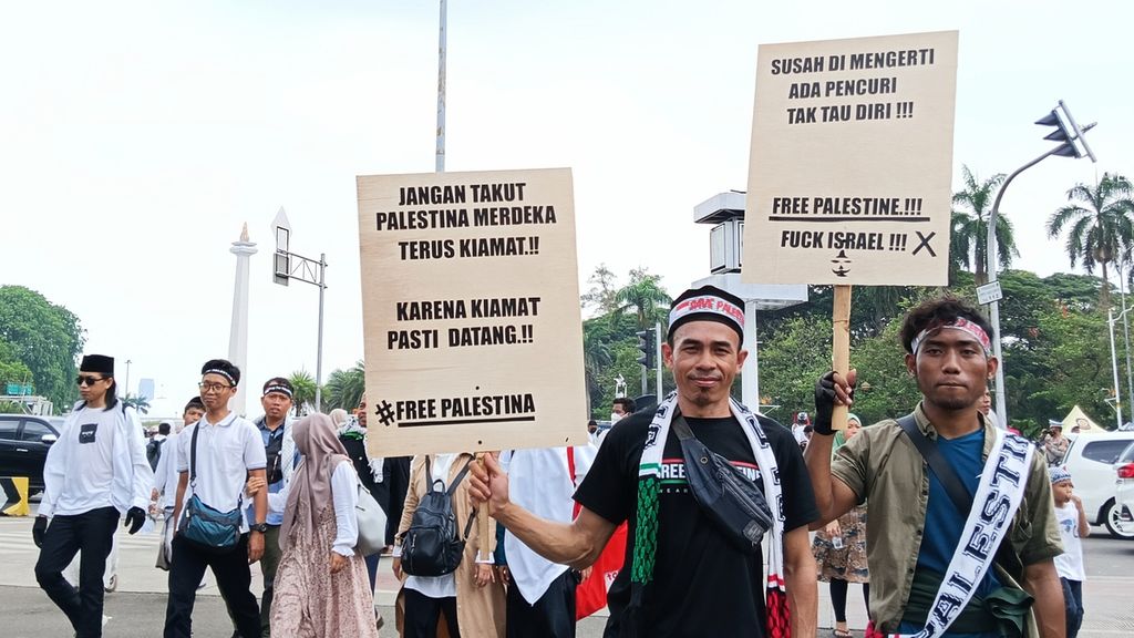 Salah satu bentuk dukungan dan solidaritas kemanusiaan rakyat Indonesia kepada Palestina melalui sebuah tulisan, di Monumen Nasional, Jakarta, Minggu (5/11/2023).