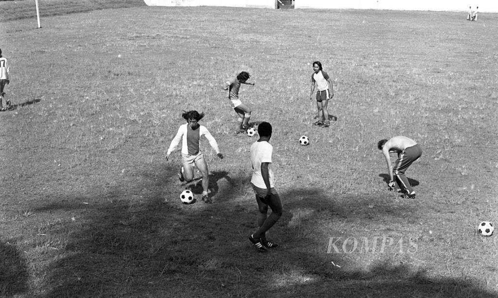 The Indonesian National Team squad trained at Boyolali Stadium, Central Java, in November 1975. Coach Wiel Coerver (not wearing a shirt) appeared to be coaching PSSI players who were being prepared for the 1976 Pre-Olympics.
