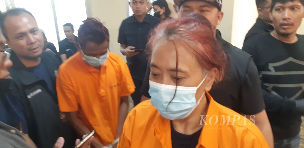 Perempuan berinisial S (kanan) dan F, dua pelaku pembunuhan berencana terhadap Naima Bachmid, pemilik penginapan Assirot Residence, Kebon Jeruk, Jakarta Barat, Kamis (20/4/2023). Keduanya ditahan di Polda Metro Jaya.