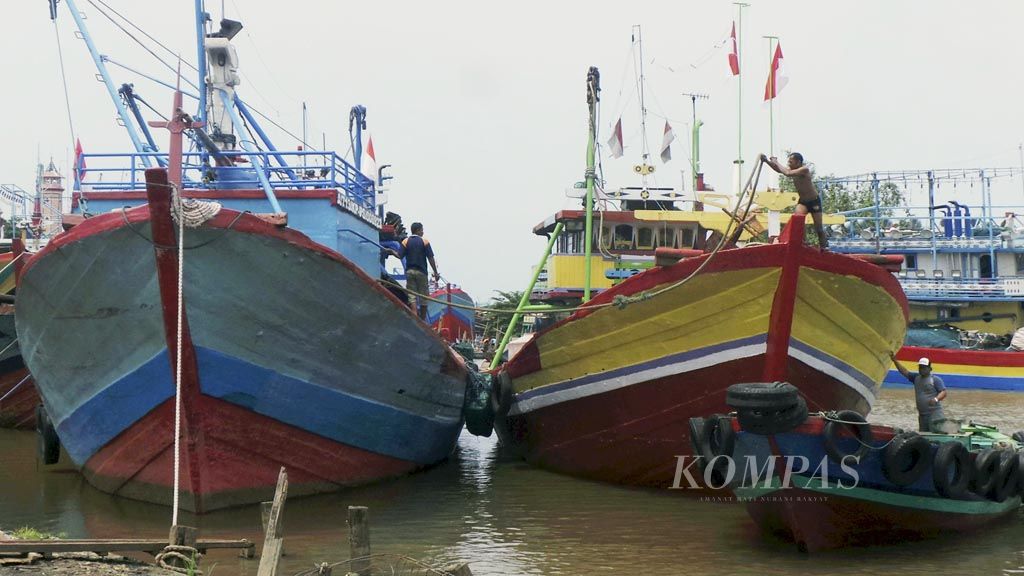 Nelayan menyandarkan kapal di Pelabuhan Perikanan Pantai (PPP) Bajomulyo, Juwana, Kabupaten Pati, Jawa Tengah, Kamis (1/3). Di PPP Bajomulyo, kemarin, Kementerian Kelautan dan Perikanan  mendata dan memverifikasi lebih dari 100 kapal cantrang terkait peralihan ke alat tangkap ramah lingkungan.