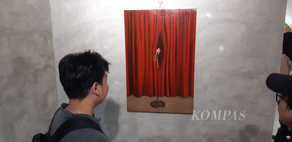 Pengunjung menikmati lukisan karya Dian Suci berjudul ”When They All were Seated” (2022), Sabtu (9/3/2024), dalam pameran lukisan duo Dian Suci dan Gilang Fradika yang bertajuk<i></i>Tablo!. 