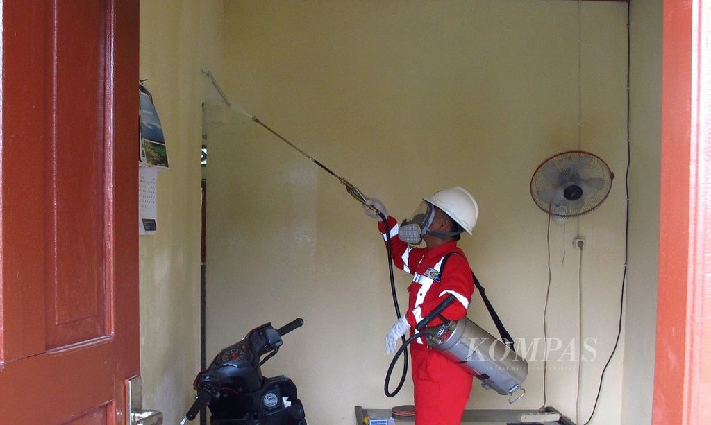 Petugas Malaria Center dari PT Freeport Indonesia menyemprot dinding rumah warga dengan insektisida di Timika, Kabupaten Mimika, Papua (25/10/2017). Tujuannya agar nyamuk Anopehels penyebar malaria mati ketika hinggap di tembok.
