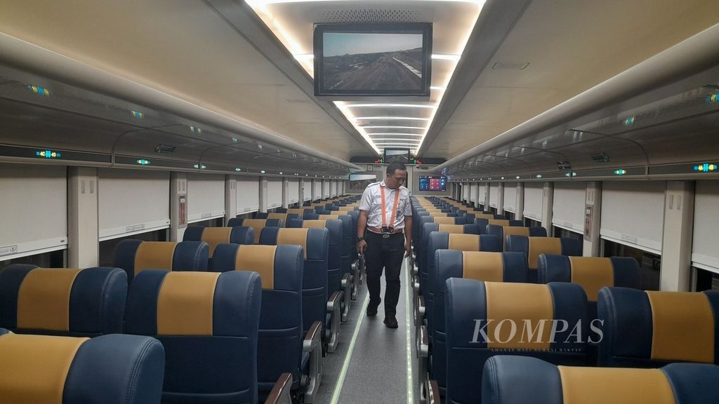 Kondisi bagian dalam Kereta Api Majapahit generasi baru berbahan <i>stainless steel</i> relasi Malang-Pasar Senen di peron Stasiun Malang, Jawa Timur, Senin (26/3/2024) malam.