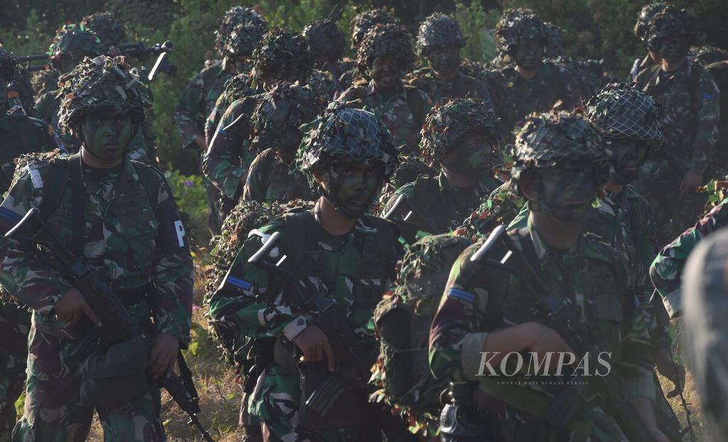 Anggota Marinir TNI AL di Pantai Banongan saat melaksanakan operasi amfibi dalam Latihan Gabungan TNI Dharma Yudha Tahun 2023 di Situbondo, Jawa Timur, Selasa (1/8/2023).