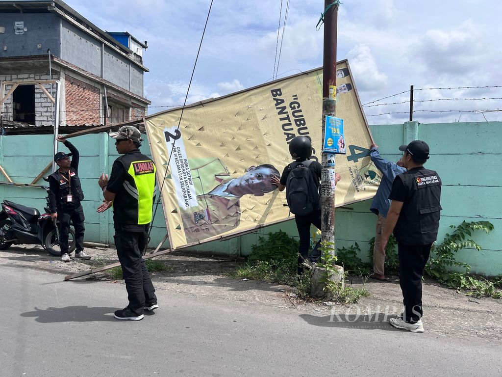 The Election Supervisory Body team in Mataram City, West Nusa Tenggara, removed campaign paraphernalia in the Halmahera, Rembiga, Selaparang area of Mataram City on Sunday (11/2/2024) afternoon. The removal of campaign paraphernalia was carried out following the beginning of the quiet period for the 2024 Election, which took place from 11-13 February 2024 prior to the voting on 14 February 2024. According to Article 1 Clause 36 of Law Number 7 of 2017 concerning Elections, the quiet period is a period that cannot be used for election campaign activities.