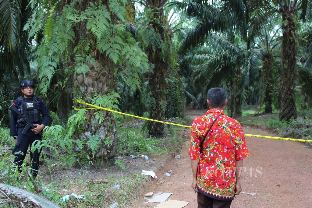 Ambaryanto (54), menunjukkan lokasi sata dirinya ditembak polisi menggunakan peluru karet pada Rabu (11/10/2023). 