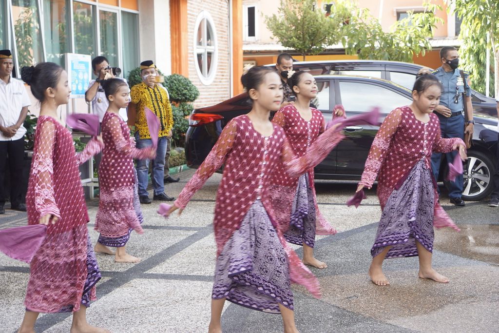 Para penari ronggeng balik beraksi di halaman Universitas Negeri Balikpapan saat menyambut Gubernur Lembaga Ketahanan Nasional (Lemhannas) Andi Widjajanto di Kota Balikpapan, Kalimantan Timur, Selasa (21/6/2022).
