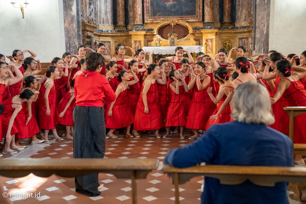 The Resonanz Childrens Choir (TRCC) saat tampil pada kategori D (Childrens Choir) kompetisi paduan suara Leonardo Da Vinci International Choral Festival, Kamis (13/7/2023), di kota Firenze, Italia.