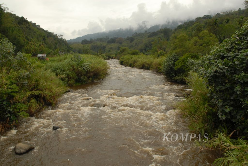 Sungai Langkup di wilayah adat Marga Serampas menjadi sumber energi listrik yang mencukupi kebutuhan seluruh warga di Desa Rantau Kermas, Merangin, Jambi, Minggu (26/12/2023).