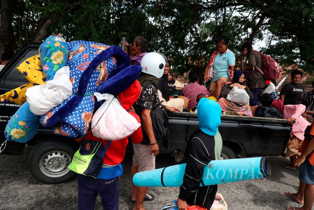 Warga kembali mengungsi setelah rumah mereka terendam banjir yang melanda Desa Ketanjung, Kecamatan Karanganyar, Kabupaten Demak, Jawa Tengah, Minggu (17/3/2024). 