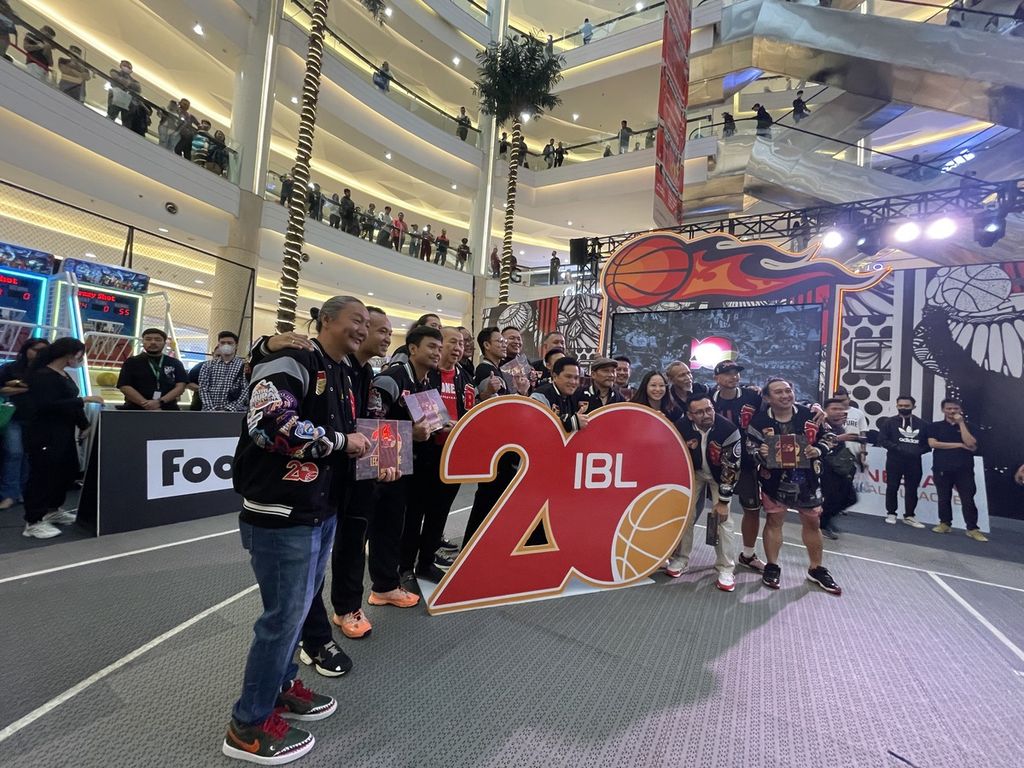 Sejumlah pemain IBL, seperti Yudha Saputera (Prawira Harum Bandung), dan mantan pemain IBL, seperti Denny Sumargo, Mario Wuysang, dan Ali Budimansyah, berpose bersama Ketua Pengurus Pusat Persatuan Bola Basket Seluruh Indonesia (Perbasi) Danny Kosasih, FIBA Central Board Member Erick Thohir, dan Direktur Utama IBL Junas Mardiansyah. Mereka hadir dalam peluncuran buku "20 tahun IBL", di Jakarta, Minggu (25/6/2023).