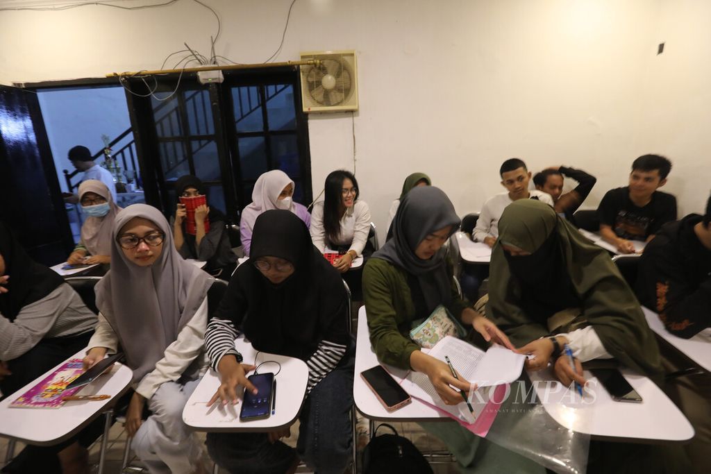 Suasana belajar pelajaran Bahasa Inggris dalam pendidikan belajar Kejar Paket C di Rumah Belajar JICT di daerah Koja, Jakarta Utara, Senin (6/3/2023).  Sebagian murid putus sekolah disebabkan berbagai faktor seperti, biaya, korban perundungan, dan dikeluarkan dari sekolah karena suatu kesalahan atau berkonflik dengan hukum. 