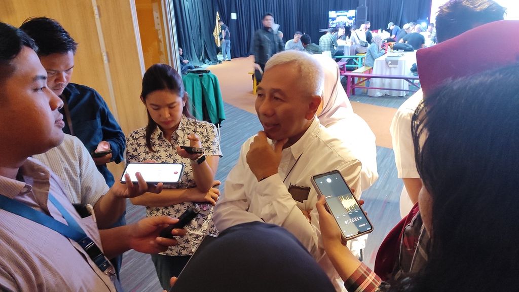 Chief Regulatory Officer Indosat Ooredoo Hutchison, M Danny Buldansyah, saat menjawab pertanyaan media usai buka bersama, Rabu (12/4/2023), di Jakarta.