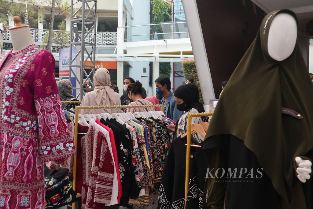 Suasana stan <i>fashion </i>yang dipamerkan dalam acara Digital and Sharia Economic Festival (Digisef) di Cihampelas Walk, Kota Bandung, Jawa Barat, pada Sabtu (3/9/2022). Saat ini, Eksportir <i>fashion</i> muslim ke negara berpenduduk Muslim paling banyak berasal dari China, Turki, dan India. Dengan penduduk Muslim terbanyak di dunia, Indonesia seharusnya bisa menangkap peluang itu.
