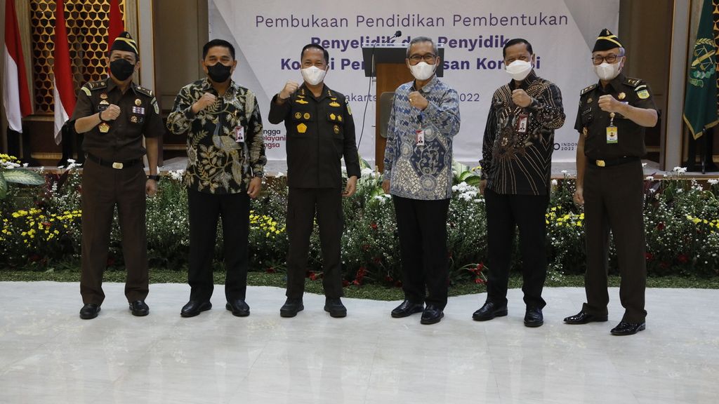 Wakil Ketua KPK Alexander Marwata ditemani sejumlah pejabat di KPK dan Kejaksaan Agung hadir untuk memberikan pengarahan dalam pembukaan pendidikan pembentukan penyelidik dan penyidik KPK, di Kantor Kejagung, Jakarta, Senin (21/2/2022).