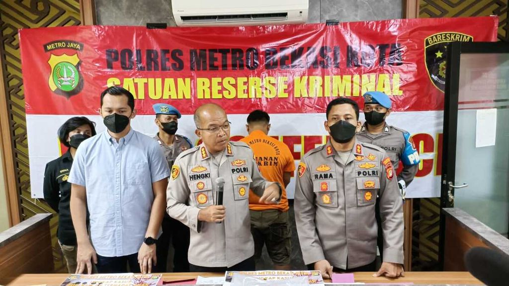 Polres Metro Bekasi Kota saat merilis kasus pelecehan seksual yang melibatkan seorang tenaga pendidik di salah satu SMP di Kota Bekasi, pada Selasa (2/8/2022) sore.