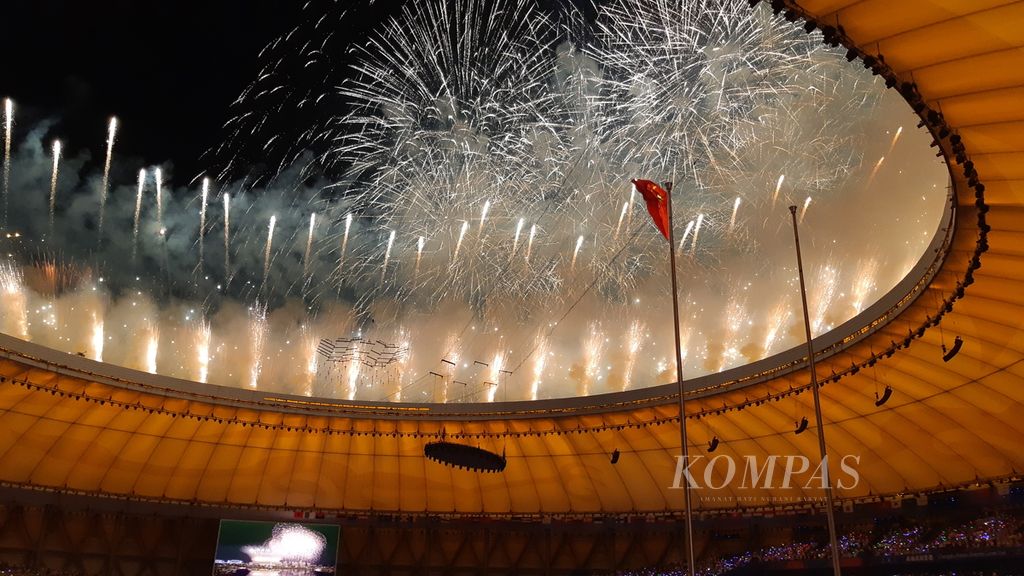 Kembang api memenuhi atap Stadion Olahraga Danau Dong’an, Chengdu, China, Jumat (28/7/2023) malam, saat pembukaan pekan olahraga mahasiswa sedunia atau Universiade. Dalam acara ini turut hadir Presiden China Xi Jinping dan Presiden Jokowi.