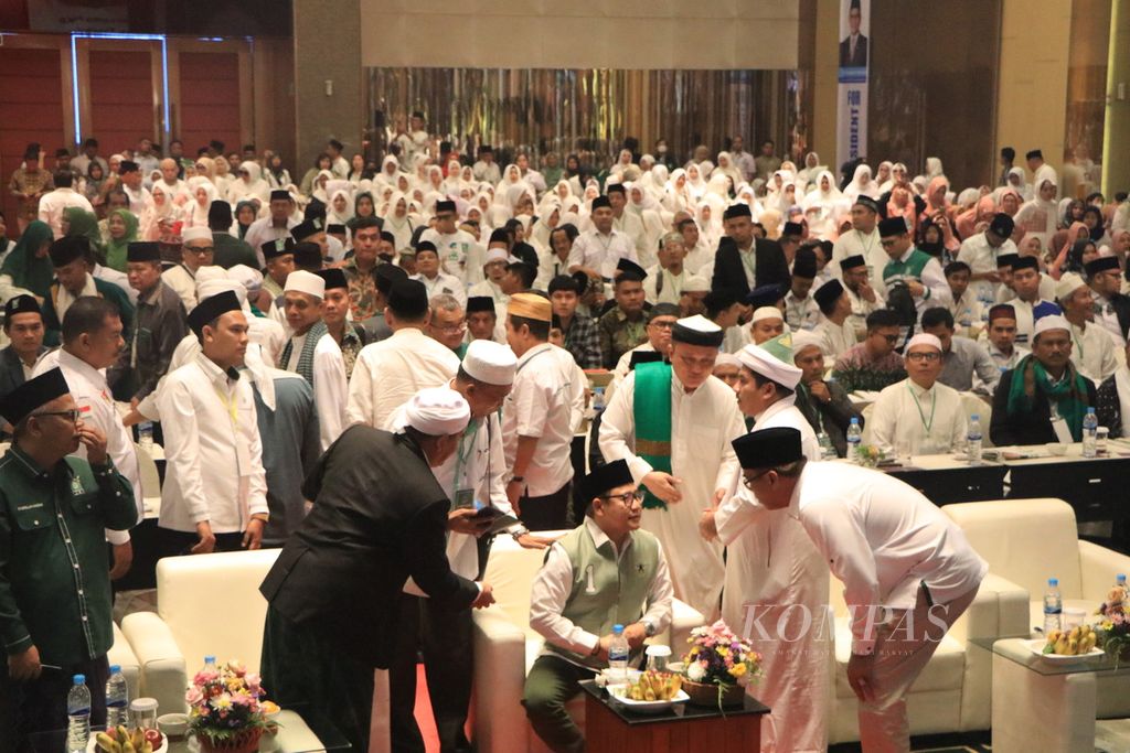 Ketua Umum Partai Kebangkitan Bangsa Muhaimin Iskandar (tengah) menerima dukungan dari Ijtima Ulama Sumatera Utara yang memintanya maju sebagai calon presiden pada Pemilihan Presiden 2024, Kamis (3/8/2023), di Medan.