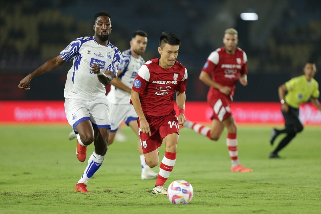 Gelandang Persis Solo, Sho Yamamoto (tengah), menggiring bola melewati pemain PSIS Semarang dalam laga lanjutan BRI Liga 1 Indonesia musim 2024-2025 di Stadion Manahan, Kota Surakarta, Jawa Tengah, Sabtu (17/8/2024). Laga itu dimenangkan PSIS Semarang dengan skor akhir 1-0. Kemenangan itu sekaligus menjadi kemenangan pertama mereka pada musim ini.