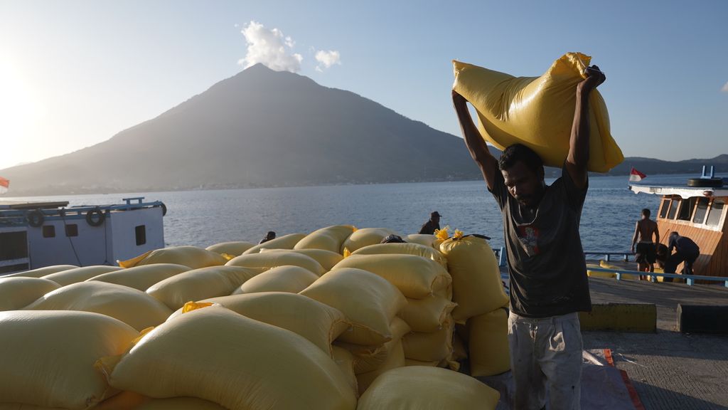 Pekerja mengangkut beras yang dikirim dari Larantuka di Pelabuhan Tobilota, Pulau Adonara, Flores Timur, Nusa Tenggara Timur, Rabu (9/8/2023). Satu karung beras seberat 50 kilogram  dijual Rp 575.000. 