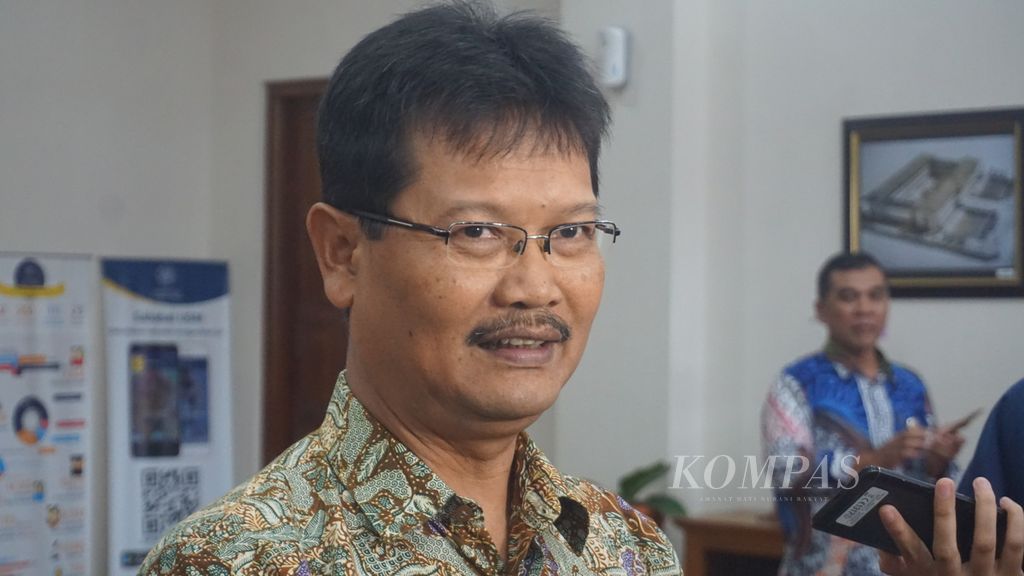 Sekretaris Rektor UGM Gugup Kismono memberi penjelasan tentang surat edaran UGM terhadap sivitas akademika dalam menghadapi Covid-19, di Rektorat UGM, Yogyakarta, Senin (2/3/2020).