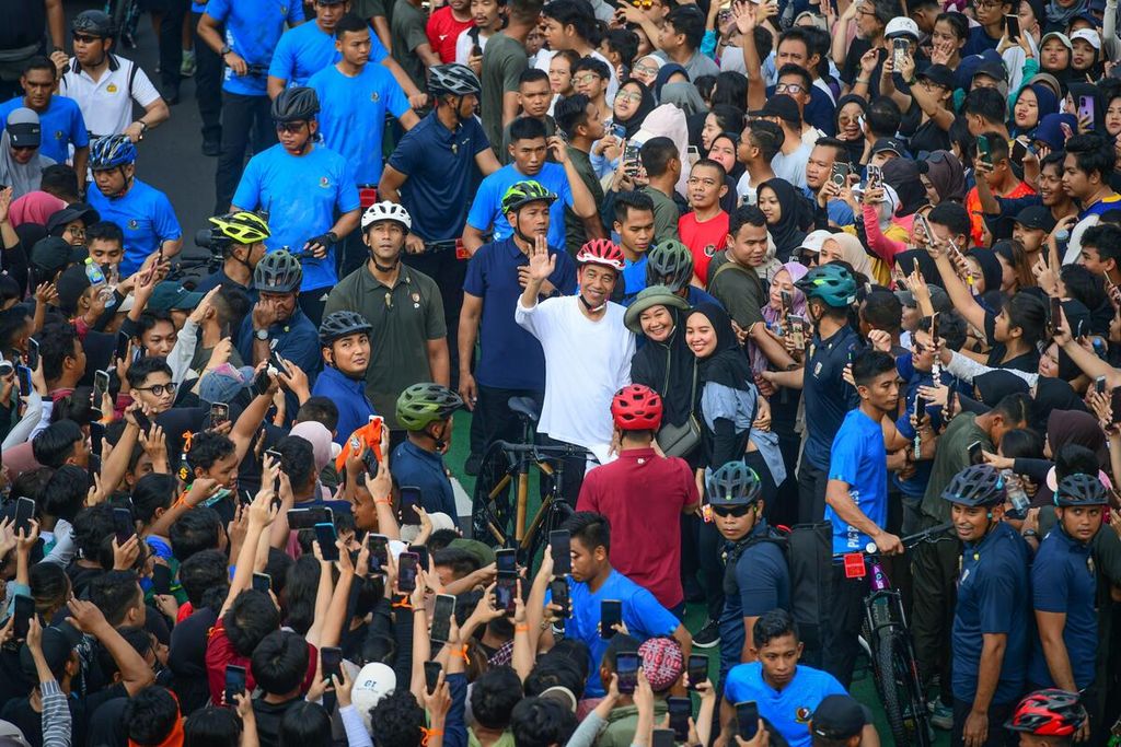 Presiden Joko Widodo berolahraga dengan bersepeda bersama masyarakat yang memadati kawasan Sudirman-Thamrin, Jakarta, Minggu (12/5/2024).