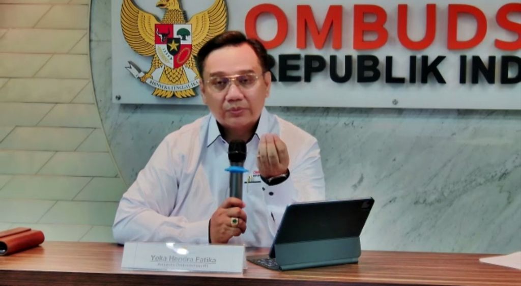 Member of the Indonesian Ombudsman, Yeka Hendra Fatika at a press conference at the Indonesian Ombudsman Office in Jakarta, Monday (1/4/2024).