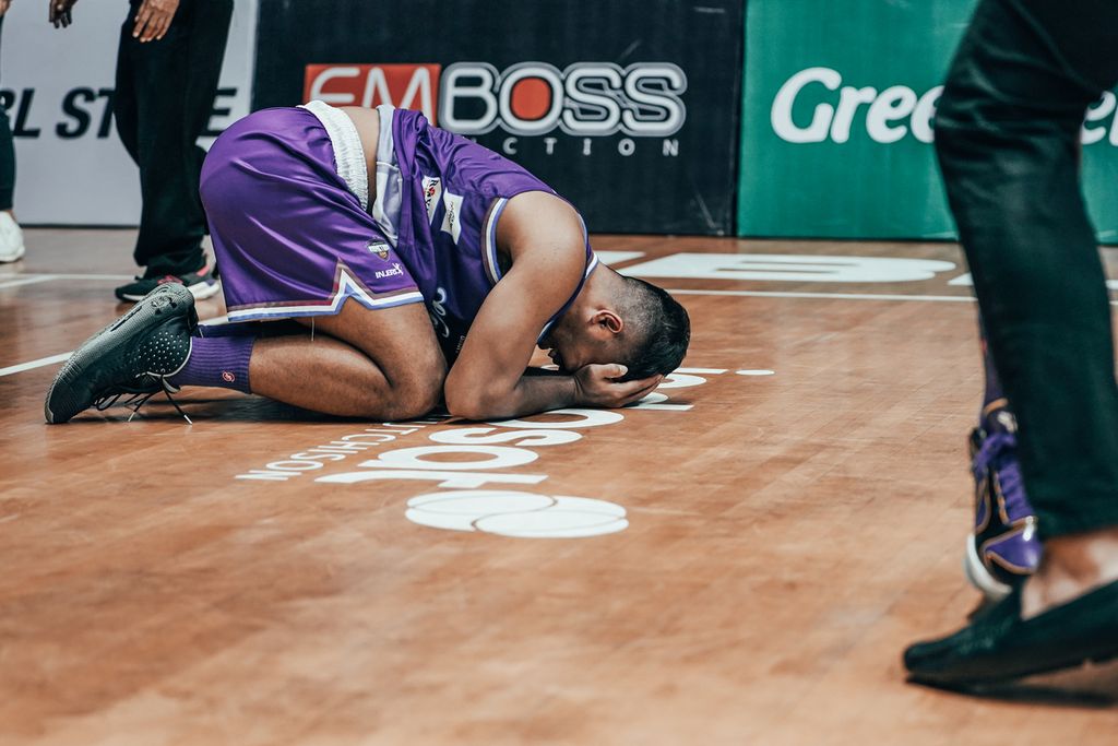 Ekspresi kegembiraan pemain Amartha Hangtuah setelah menang atas Prawira Bandung lewat babak tambahan waktu 83-82 di Hall Basket Senayan, Jakarta, pada Senin (28/3/2022). Kemenangan itu membuat Hangtuah lolos ke <i>playoff</i> untuk pertama kali dalam tiga musim terakhir.