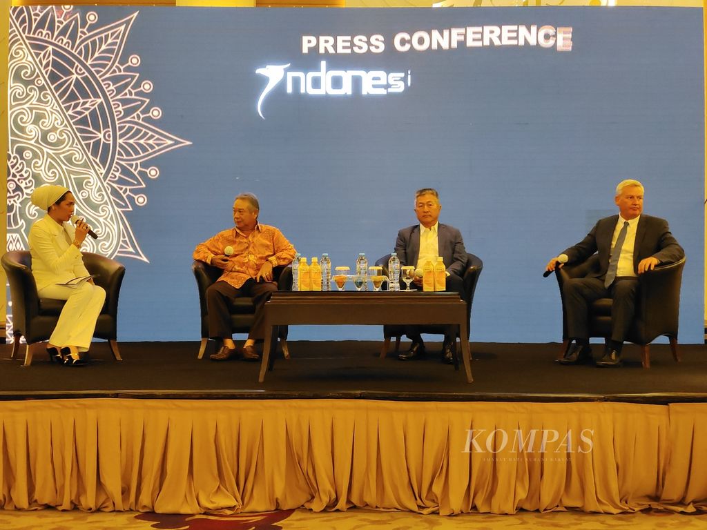 Pendiri Indonesian Masters Jimmy Masrin (kedua kanan), Presiden Direktur Royale Jakarta Golf Club, Hendro Sutandi (kedua kiri), dan Chief Operating Officer Tur Asia David Rollo (paling kanan) dalam diskusi usai peluncuran turnamen golf Indonesian Masters 2022 di Jakarta, Kamis (29/9/2022). 