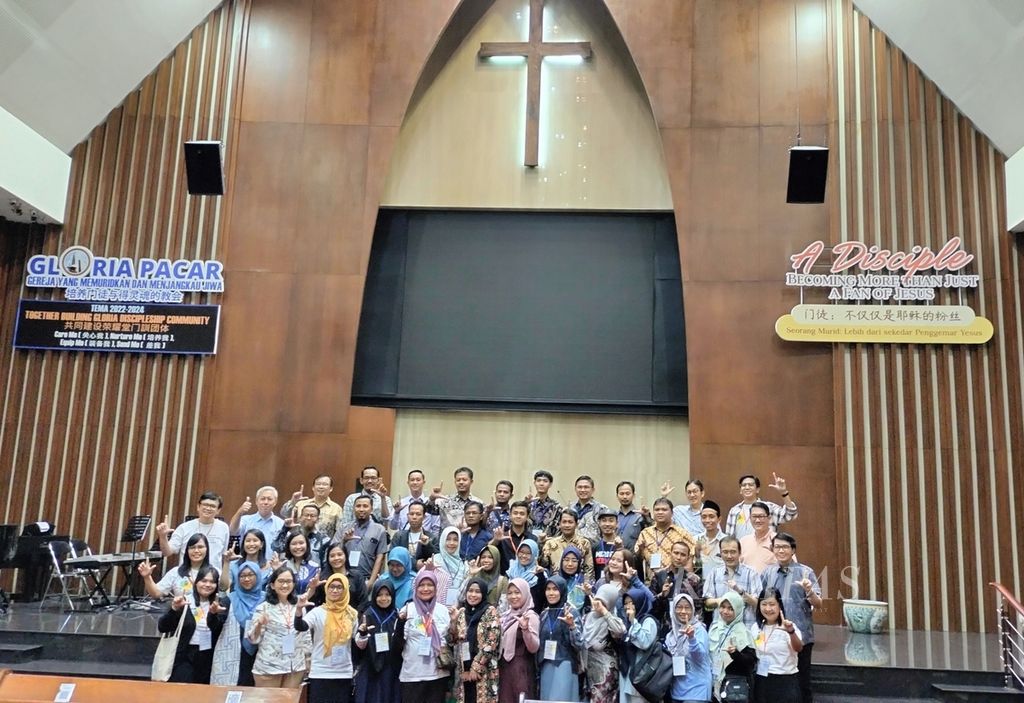 Para guru dari sekolah dan madrasah di Jawa Timur mengikuti kunjungan lapangan ke rumah ibadah Gereja Kristen Abdial Gloria di Surabaya, Sabtu (4/5/2024). Mereka adalah para guru yang menjalani lokakarya Literasi Keagamaan Lintas Budaya dari Insitute Leimena yang berkolaborasi dengan Kementerian Hukum dan HAM.