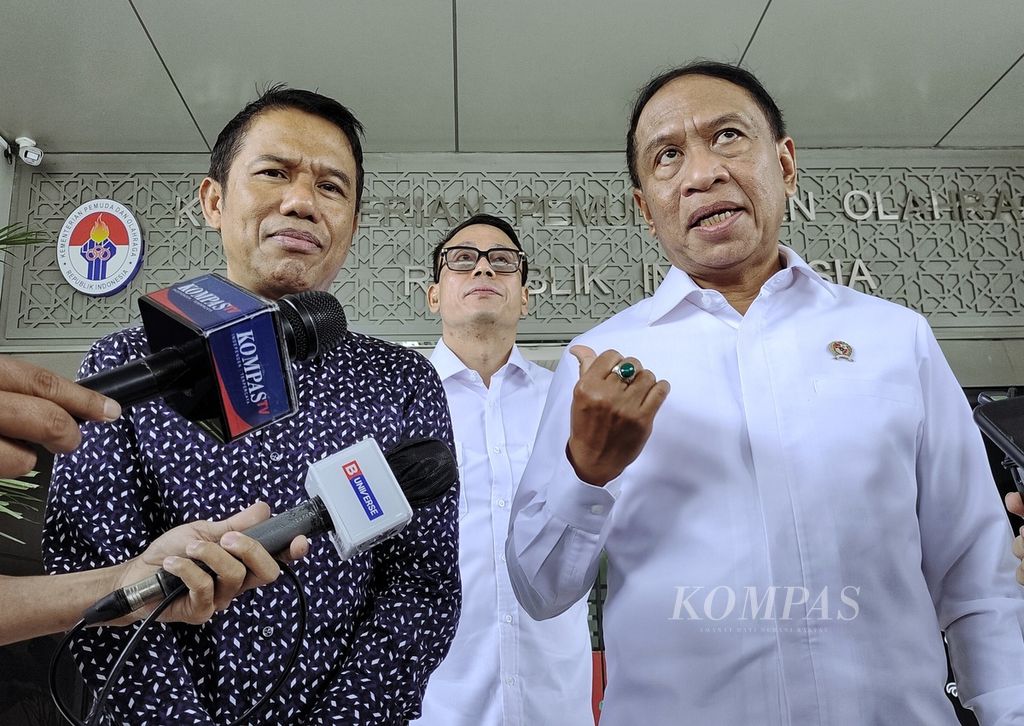 Sekretaris Jenderal PSSI Yunus Nusi (kiri) dan Menteri Pemuda dan Olahraga Zainudin Amali menjawab pertanyaan wartawan usai membahas kelanjutan Liga 2 dan Liga 3 di kantor Kemenpora, Jakarta, Kamis (19/1/2023). 