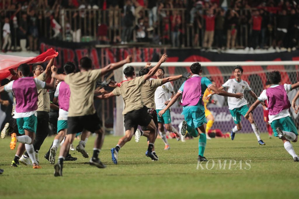 Ofisial tim Indonesia U-16 berlari di lapangan setelah wasit meniup peluit akhir laga final Piala AFF U-16 di Stadion Maguwoharjo, Sleman, DI Yogyakarta, Jumat (12/8/2022). Indonesia U-16 mengalahkan Vietnam U-16, 1-0.